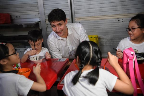 Canadian PM  hangs out with SGreans at Adam Road Food Centre