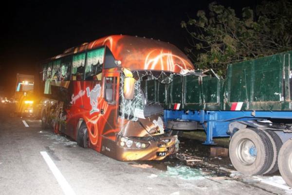 Express Bus from KL - Singapore involved in crash, three died
