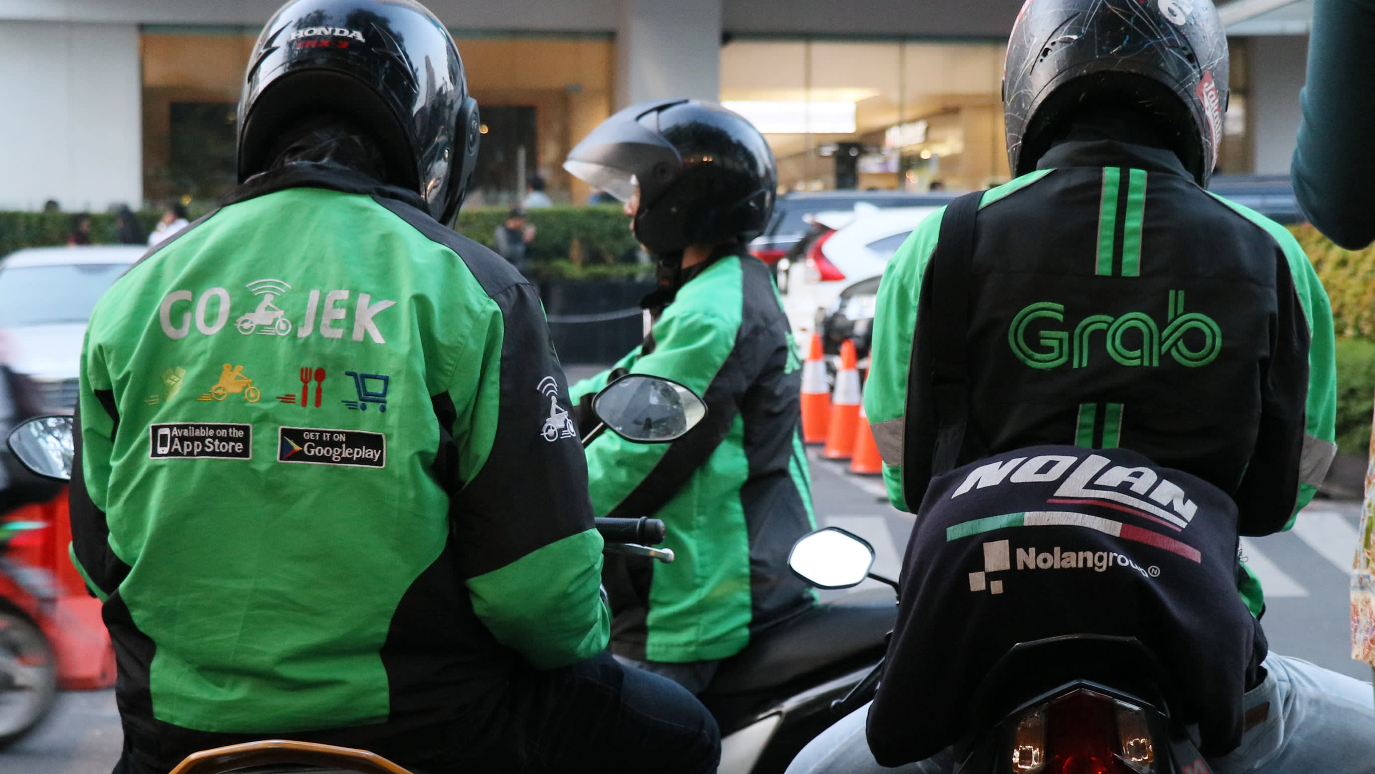 LTA: Street hail services possible for Go-Jek and Grab soon