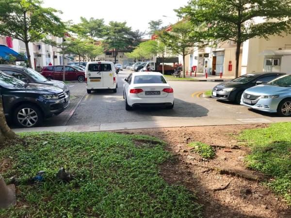 Audi driver treats carpark as his own, blocks 4 other cars