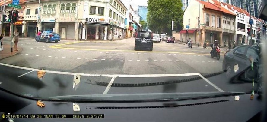 Pedestrian got knocked down by taxi, even though green light in her favour